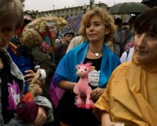 Жінки з плюшевими іграшками проти ФСБ: як пройшов Марш матерів в Росії