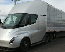 По трассам США летает новая электрофура Tesla Semi