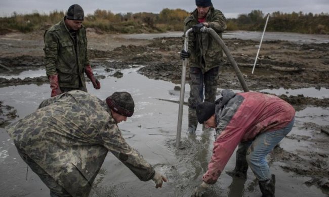 У Рівненській області схопили "чорних" копачів бурштину
