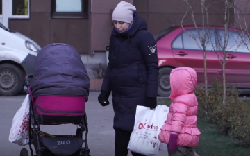 Украинка с ребенком. Фото: скрин youtube