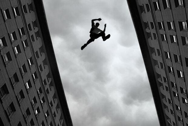 У Дніпрі чоловік стрибнув з даху після SMS-повідомлення: фото 18+