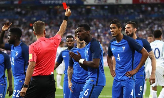 Арбитр удалил футболиста сборной Франции после просмотра видеоповтора