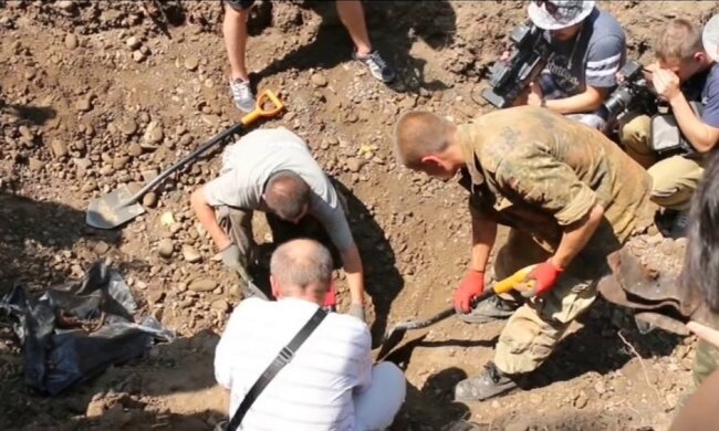 Расстреливали в подвалах без суда и следствия: на Прикарпатье перезахоронили жертв сталинского режима