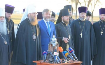 Митрополит Антоній і меценат Новинський привезли в Україну Благодатний вогонь
