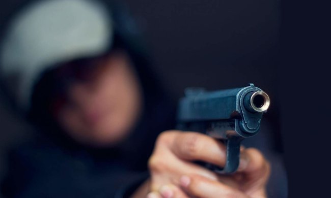 У Дніпрі зрешетили авто прокурора: опубліковано фото