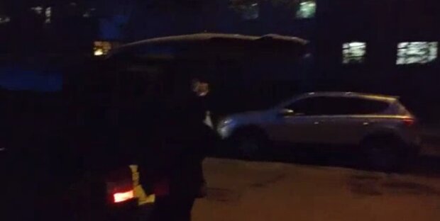В Киеве наглый водитель утащил бордюр и дал по газам - украинцы опешили
