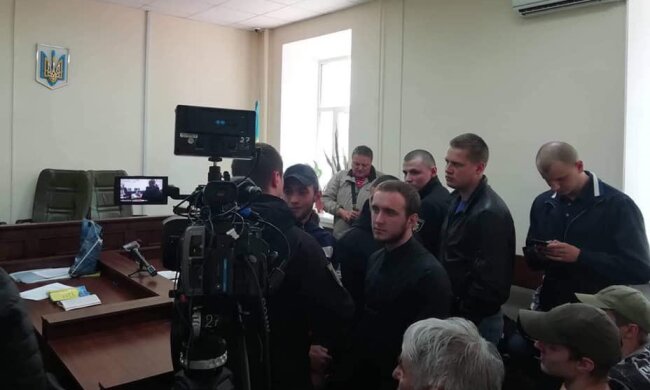 Головне за ніч: обмін полоненими, доля "катів" Майдану, перерахунок податків та шпигунство у клубі Порошенка