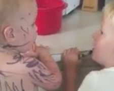 Маленька художниця розмалювала сестру з голови до ніг (відео)