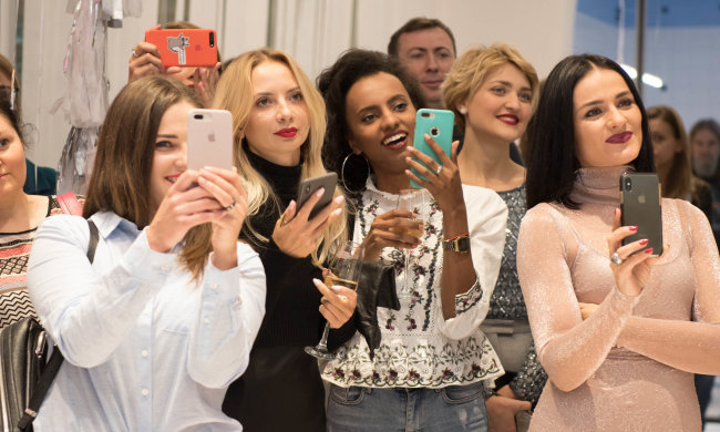 Красуня із "Жіночого кварталу" не втримала пишні груди у пікантному вбранні: "Радість ти наша"