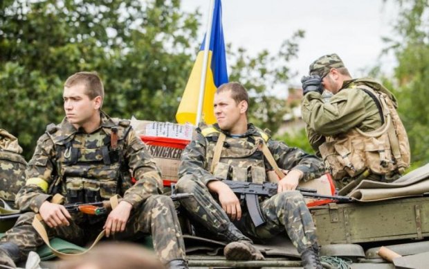 Под огнем террористов: украинские воины уничтожили флаг оккупанта