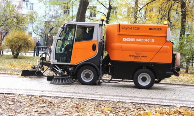 Роботи-пилососи прибирають парки в центрі Києва (фото)