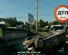 Автомобиль сорвался с эстакады в Киеве (фото)