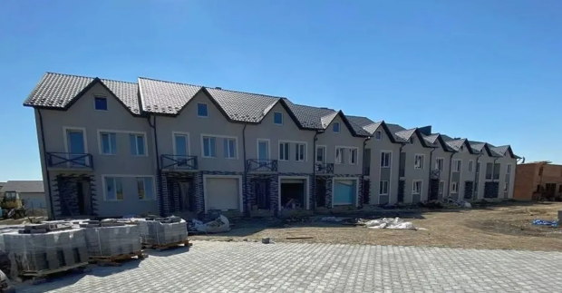 Забудовник-шахрай Михайло Акостакіоає роками продавав будинки, яких не існувало