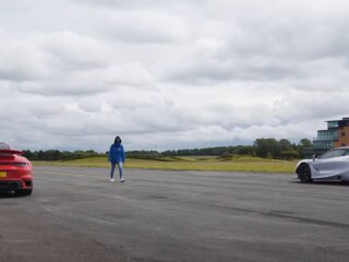 Porsche 911 Turbo S vs McLaren 720S скришот видео