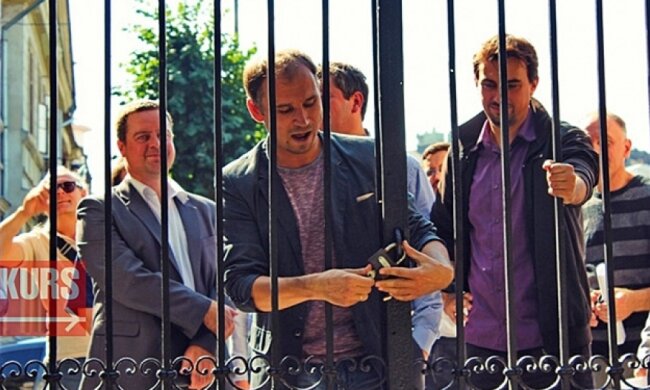 Жителям Івано-Франківська дозволили зайти в Палац Потоцьких (фото)