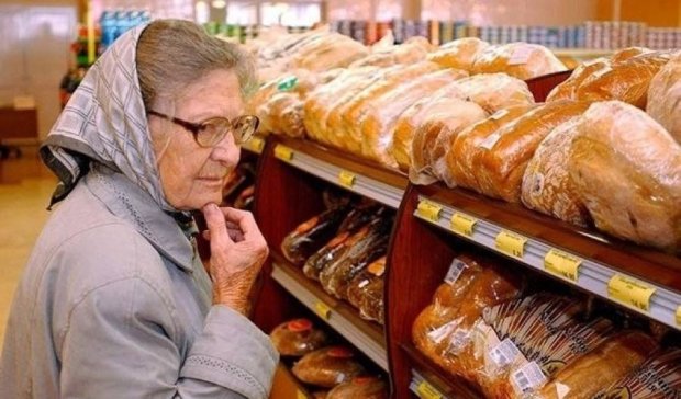 На поминки отца человек купил весь хлеб  и раздал людям