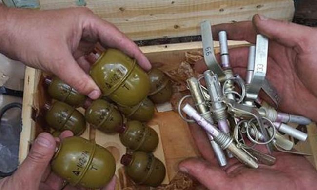 СБУ в Донецькій області виявила схованку зі зброєю диверсантів (фото, відео)
