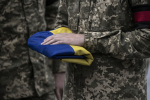 Украинский военный держит флаг