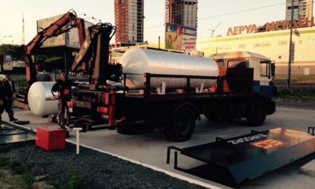 В Киеве начали сносить незаконные газовые заправки