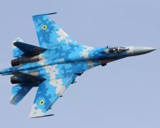 На Прикарпатье подняли в небо истребители: видео