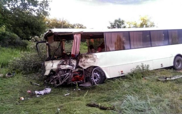Детские крики и лужи крови: автобус со школьниками влетел в грузовик