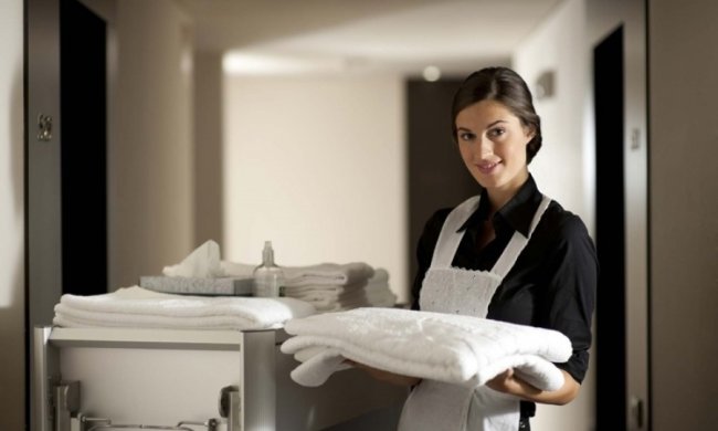 Готельний креатив: постоялець дивував покоївку фігурами з рушників
