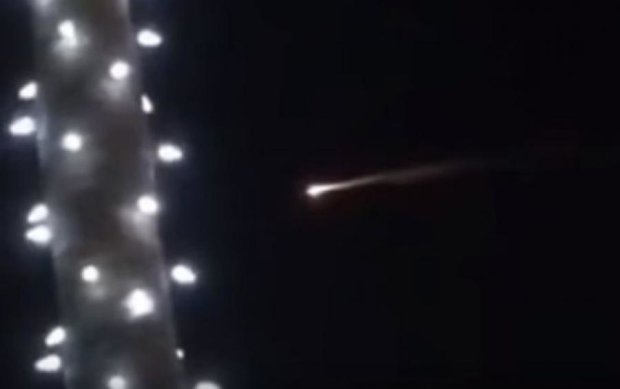 Яскраву вогневу ракету прийняли за НЛО (відео)