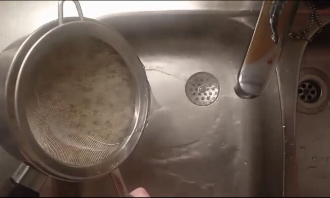 Як зливати окріп у раковину: фото скрін Ютуб