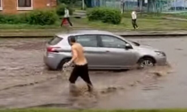 Харків'янин освіжився в калюжі