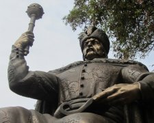 Полтавчанам презентували триметрового Івана Мазепу (фото, відео)