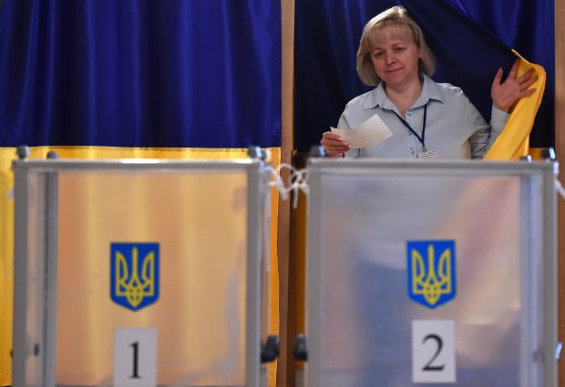 Громкая тишина: кто засыпает Украину агитацией в последний день перед выборами