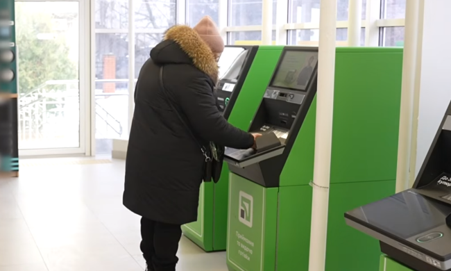 Зняття готівки. Фото: скрін youtube