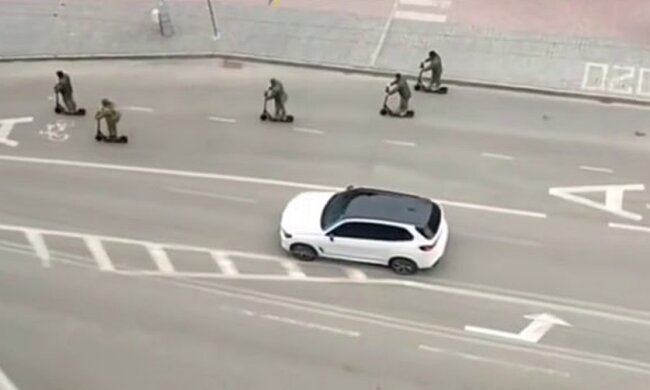 Военкомы на самокатах, кадр из видео