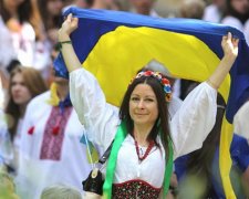 Сотні людей вийшли на Мегамарш вишиванок у Києві (фото)