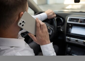 Розмови по телефону за кермом. Фото Freepik