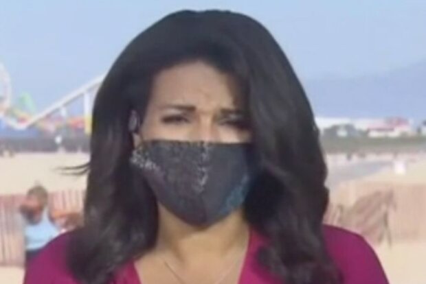 Злочинця можна побачити за правим плечем Сари: скрін CNN