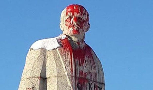 Пам'ятник Леніну в Лисичанську облили "кров'ю" (фото)