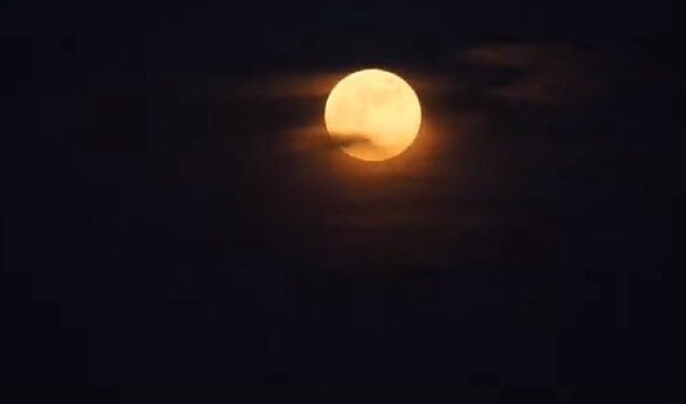 Полуничний повний місяць. Фото: Youtube