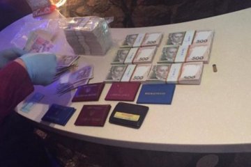 Полицейский и налоговик погорели на взятке в $50 тысяч 
