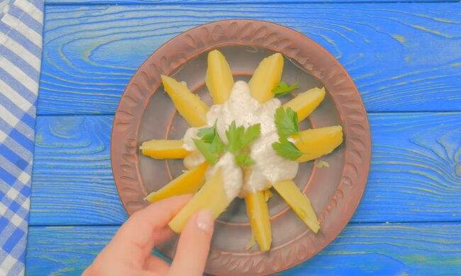 Запечена картопля з соусом, фото: кадр з відео