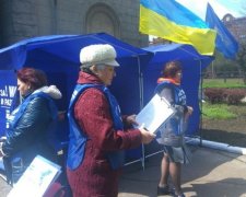 Друзі Януковича поставили в Маріуполі намети "русского міра"