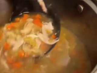 Куриный овощной суп, кадр из видео