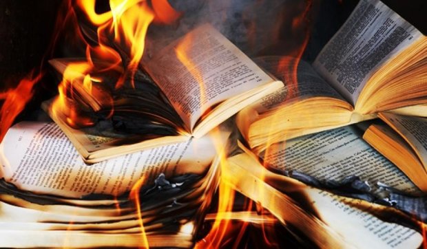 В российском лагере дети разожгли костер из книг