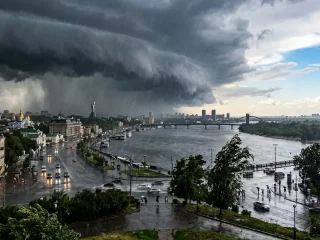 Погода в Україні: дощі та грози