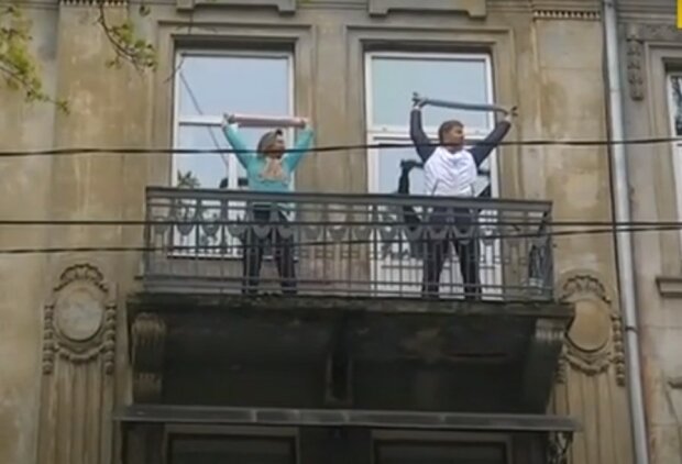 фітнес на балконі, скріншот з відео