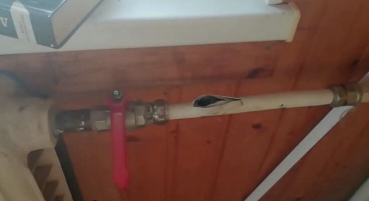 Лопнула труба внаслідок замерзання води: фото скрін Ютуб