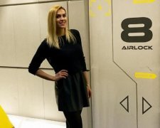 Яна Клочкова похвалилася бюстом в прозорому одязі