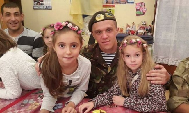 Поранені військові сплели віночки і сітки з дітьми в Мукачевому (фото)