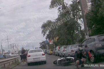 В Киеве горе-папочка показал, как не надо переходить дорогу - "Вперед, сынок – я за тобой"