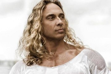 Тарзан розповів про "ігри" з правою рукою Лаврова